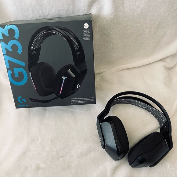 Logitech G733 Wireless Gaming Headset w Suspension Headband, Lightsync RGB w Mic - Picture 3 of 10